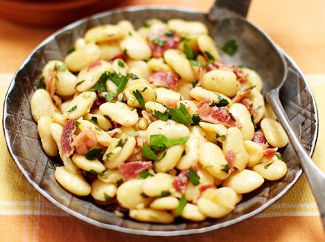 Pancetta met witte bonen knoflook en peterselie
